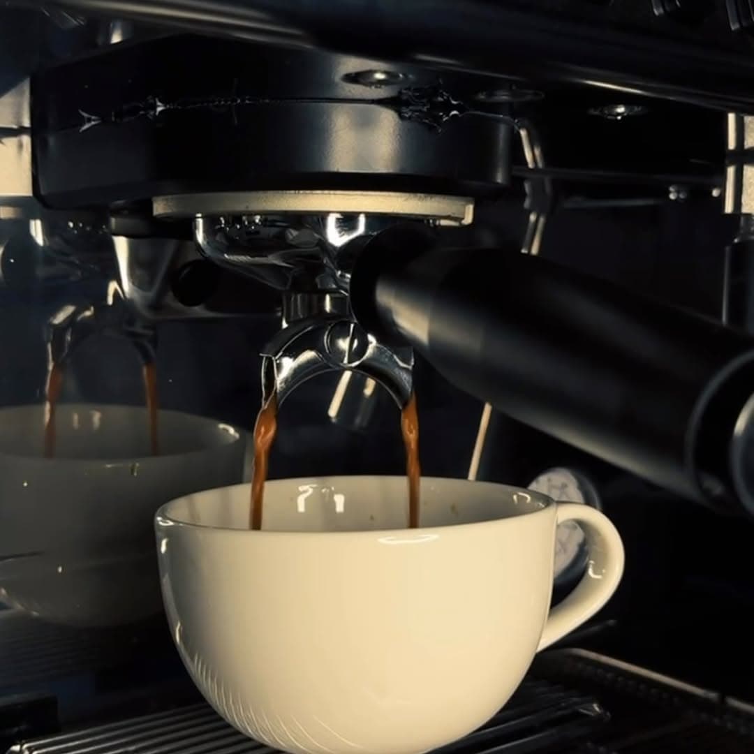 Gustav'ın makinesinden fincana akan espresso