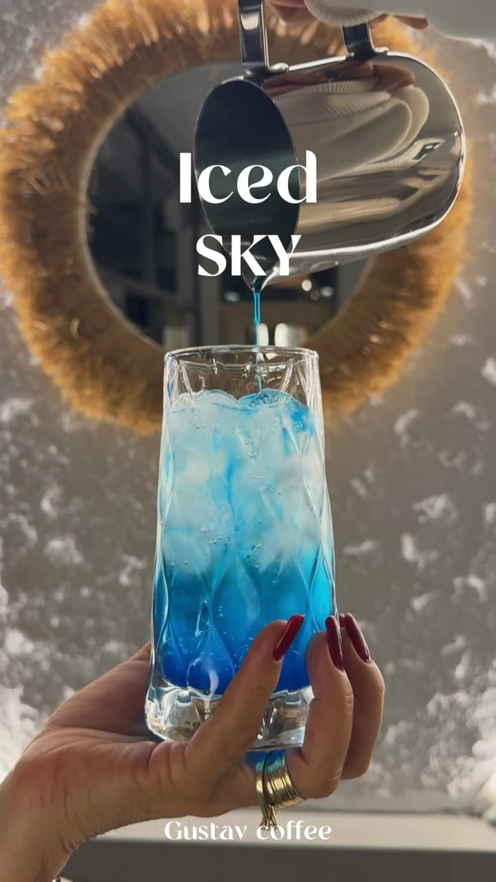 Bardağa dökülen mavi Iced Sky