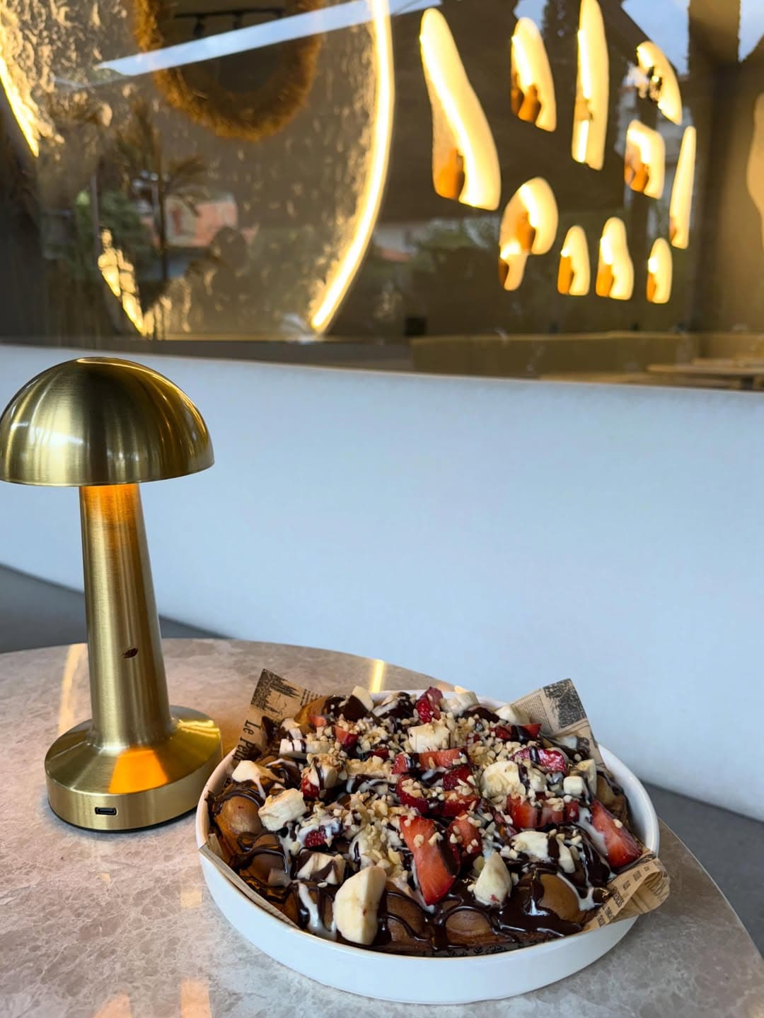 Pirinç lambanın yanında meyveli, çikolatalı waffle kâsesi
